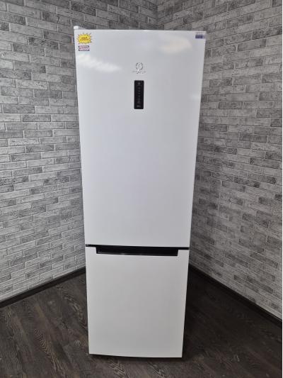 Холодильник Indesit DF 5200 W 